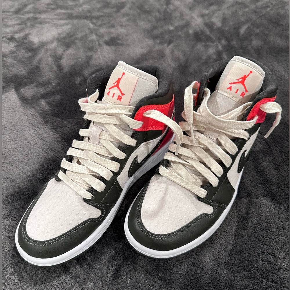 2021 Women’s Air Jordan 1 Mid SE
“Newsprint” size 6.5 - Picture 3 of 5